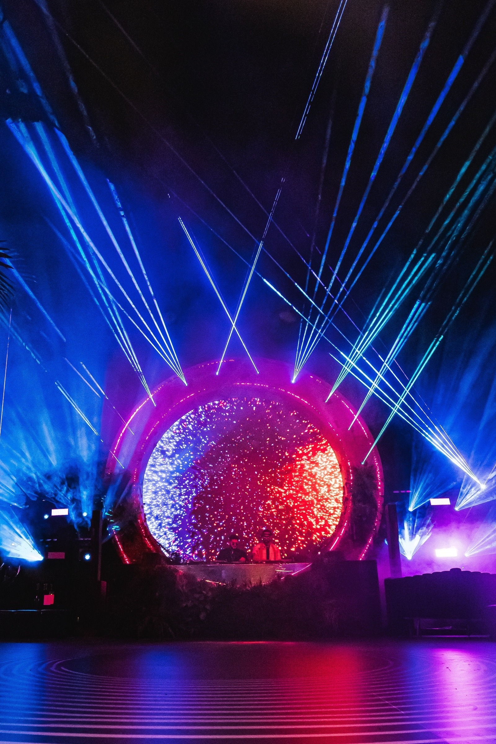 Escenario con arco circular, luz y láseres