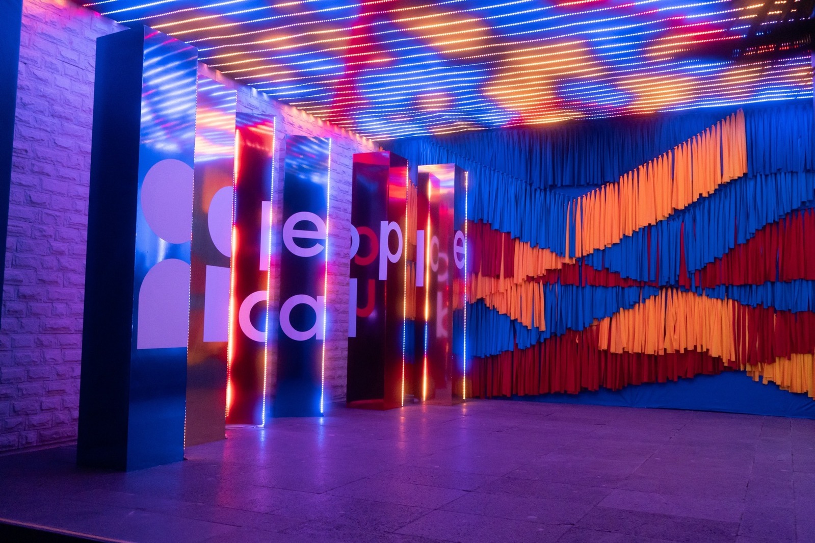 Espacio de marca con iluminación de color